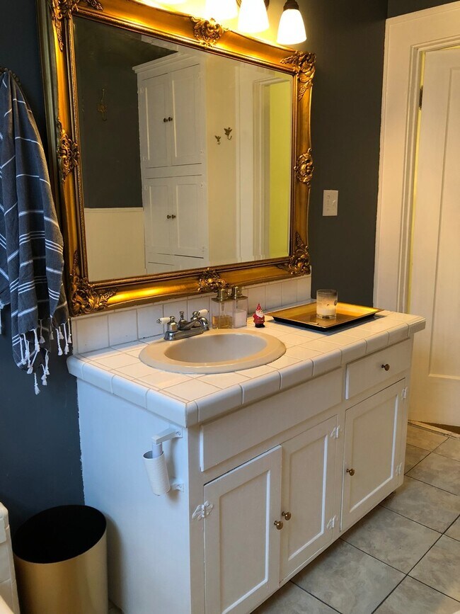 Building Photo - 703E31