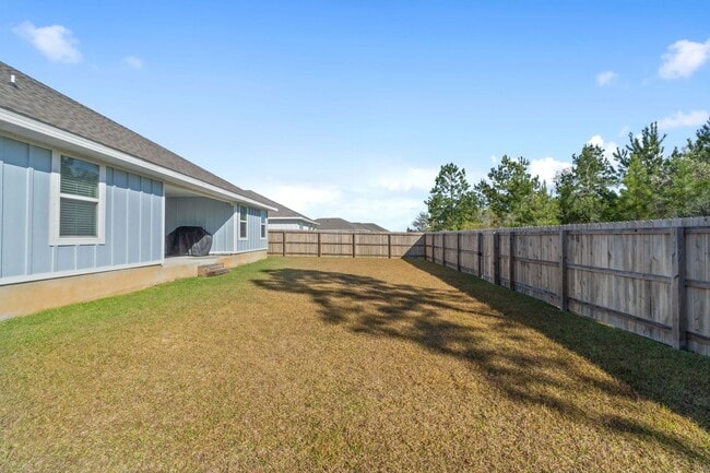 Building Photo - Gorgeous and Spacious 5/3 Home with Commun...