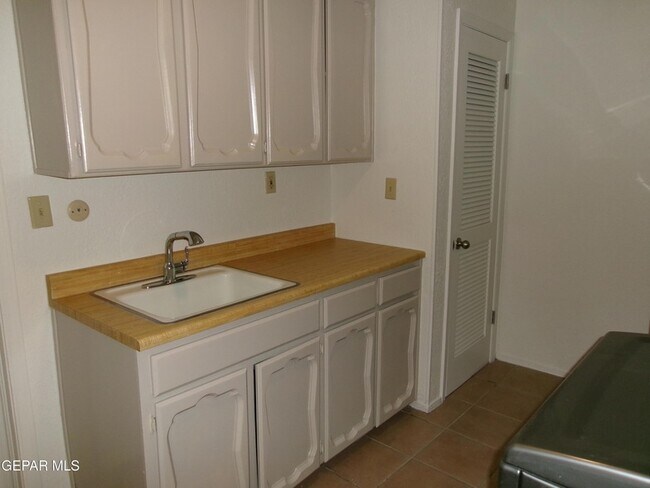 Building Photo - 5852 Mira Serena Dr