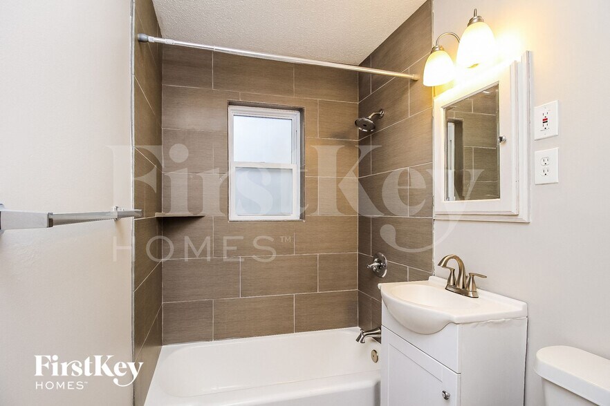 Building Photo - 4900 N Sycamore Dr