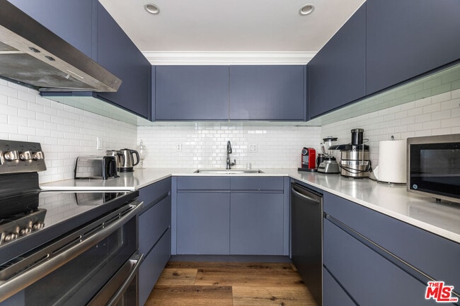 Building Photo - 5215 Balboa Blvd