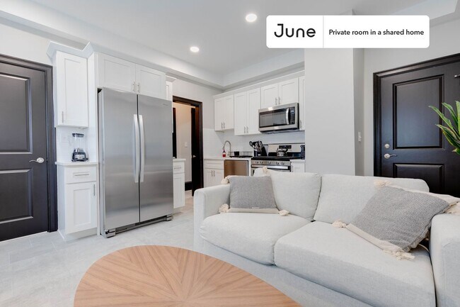Building Photo - Private bedroom in 3 bed/1 bath Home