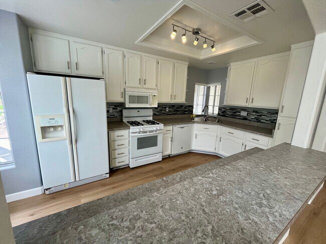 Building Photo - Gorgeous 3 bedroom 2 bath Rancho del Oro C...