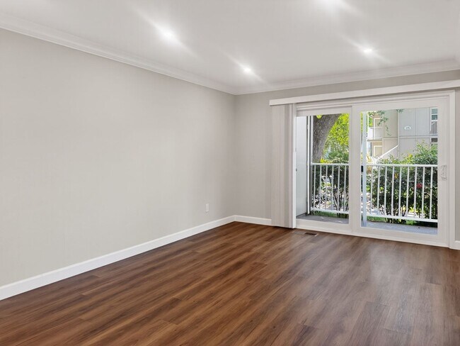 Building Photo - Gorgeous and Completely Remodeled Lower Level Unit with Inside Laundry is Available Now!