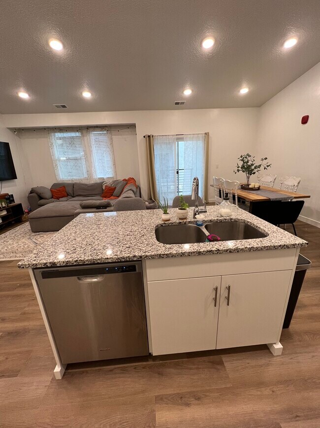 Kitchen - 462 W 40 S