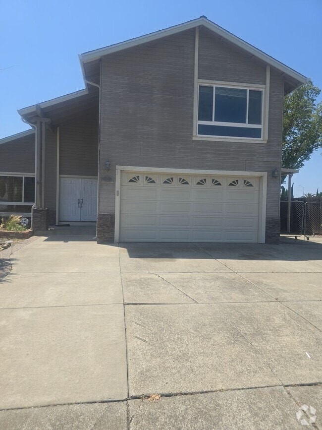 Building Photo - Rare Find! Corner Lot, RV Parking