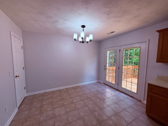 Building Photo - 3 Bedroom, 1.5 Bath Townhouse