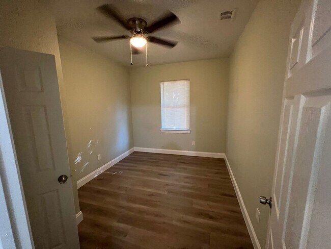 Building Photo - *HALF OFF FIRST MONTH'S RENT/MITAD DEL PRM...