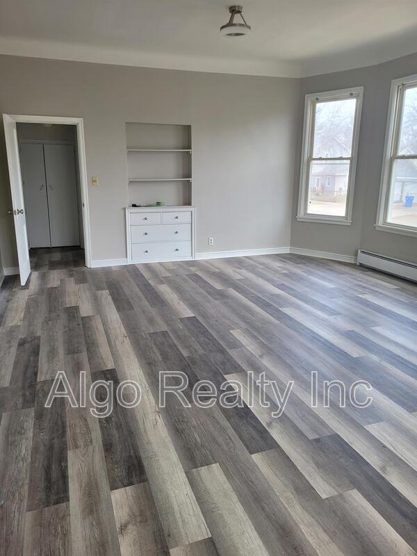 Building Photo - 133 Winifred St W