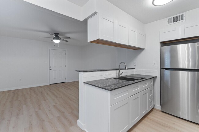 Building Photo - Newly Renovated 2/1 Apartment in East Austin