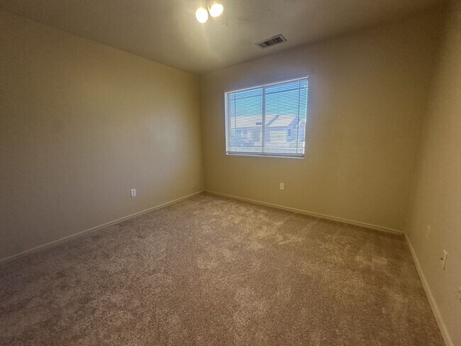 Building Photo - Walking Distance to McQueen Park!