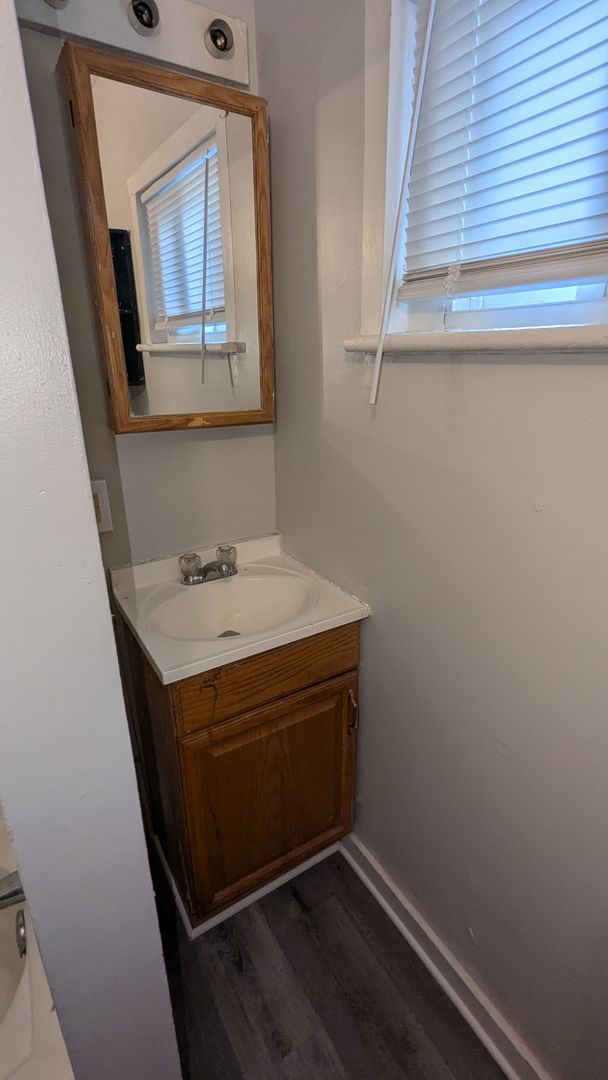 Building Photo - Discover this newly renovated 3-bedroom, 1-bath home in Akron