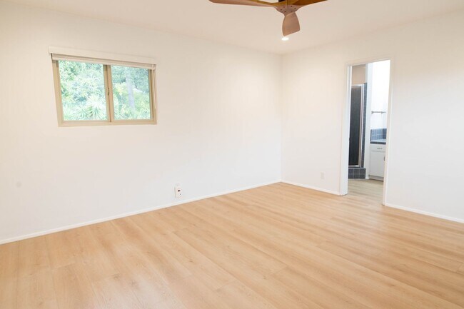 Building Photo - 3 Bedroom 2 Bathroom Home in Mission Canyon