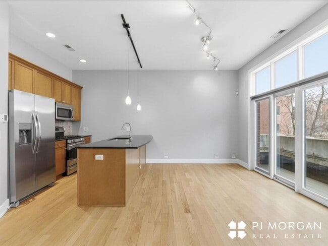 Building Photo - 2 Bedroom, 2 Bathroom Townhouse - Available Immediately