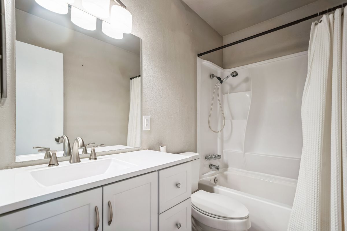 Building Photo - 5733 W Smoke Ranch Rd