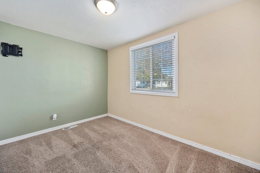 Building Photo - 523 W Ave G