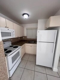 Building Photo - 8870 Fontainebleau Blvd