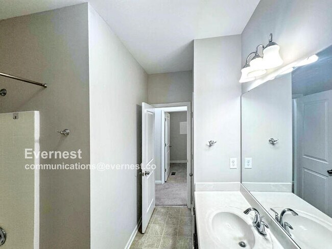 Building Photo - 1015 Skyler Ln