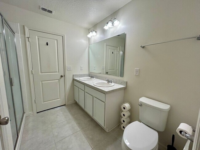 Building Photo - Spacious 3-Bed, 2-Bath Fully Gated Home in...