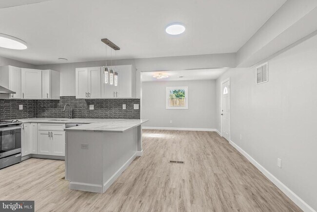 Building Photo - 12 Holbrook Ln