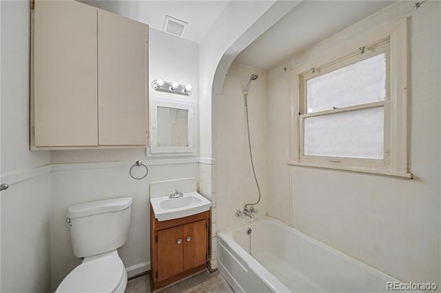 Building Photo - 628 Strong St