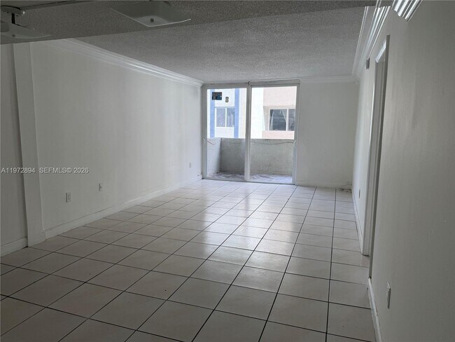 Building Photo - 10000 NW 80th Ct