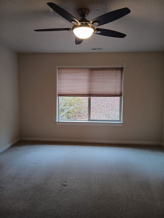 Building Photo - Beautiful Townhouse in West Salem is Ready For You!