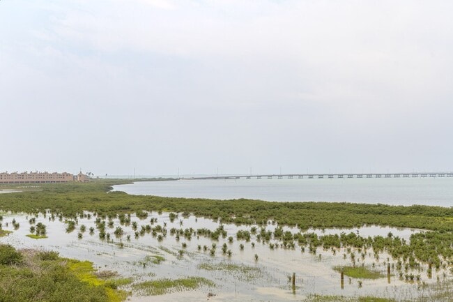 Building Photo - 100 Harbor St