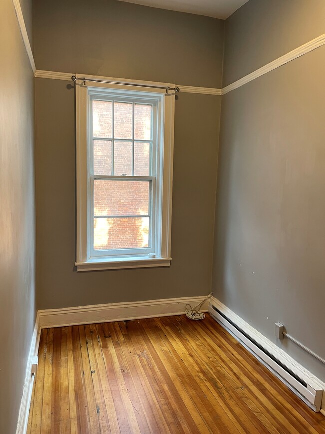 Building Photo - 246 Lark St