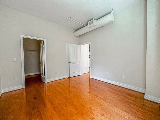 Building Photo - Luxurious 2 Bed 2 Bath Condo In Station Sq...