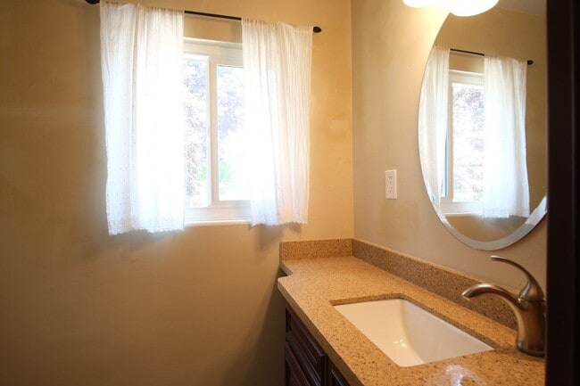Building Photo - Charming 3-bedroom, 1-bathroom in Sacramento.