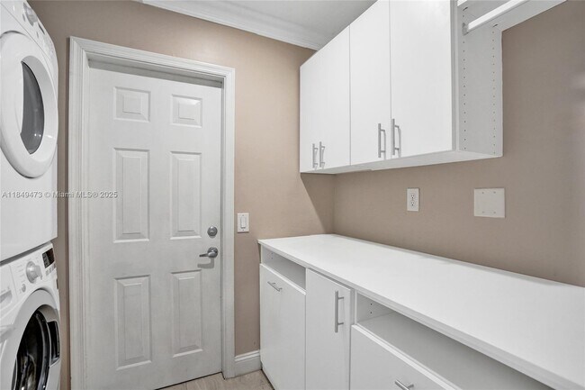 Building Photo - 1100 Chinaberry Dr