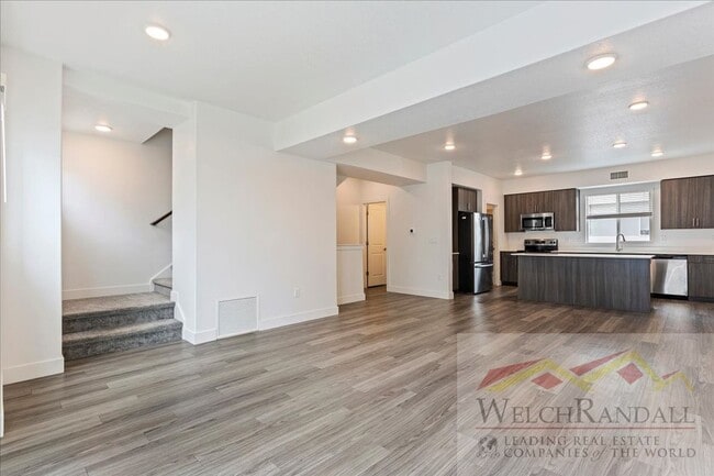 Building Photo - Beautiful 3 Bed 2.5 Bath Townhome in West ...