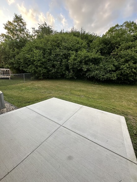 Building Photo - 2571 Woodmeadow Dr SE