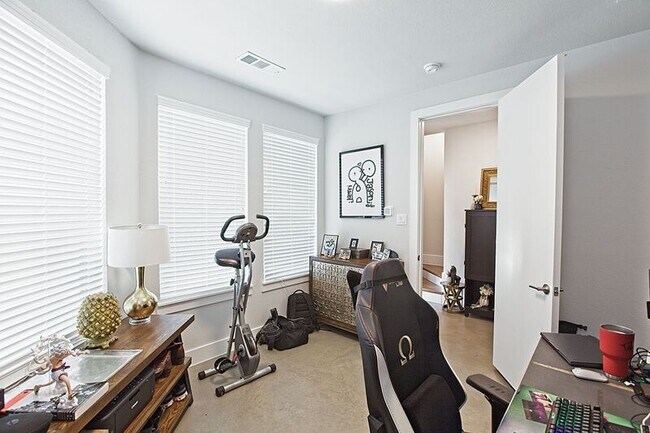 Building Photo - 1405 Bronson Ct