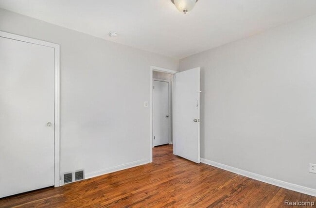 Building Photo - 633 N Dorchester Ave