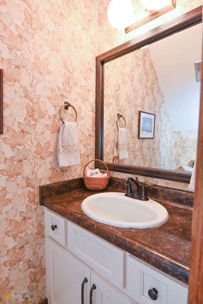Building Photo - Spacious 3-Bedroom Home on Private Lot in ...