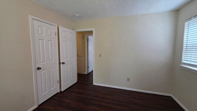 Building Photo - 3 Bed 1 bath home in MWC.