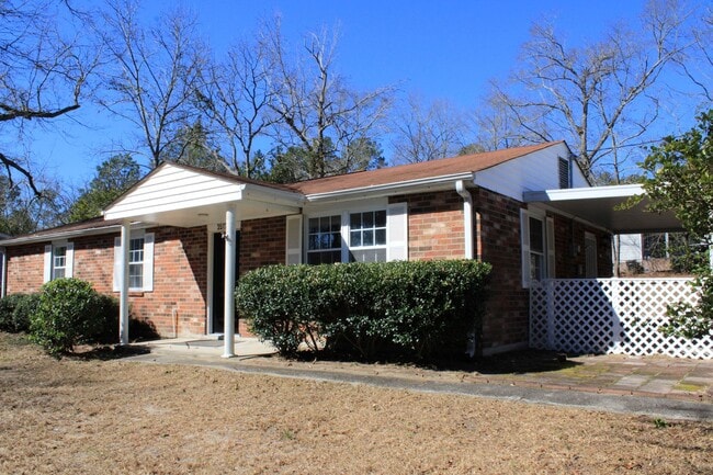 Building Photo - Awesomely Located 3 bedroom 2 bath Available!