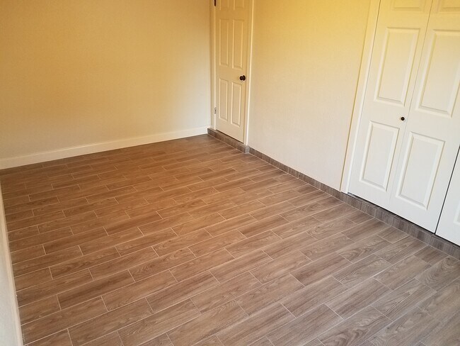 Building Photo - 5227 Vlg Gln Dr