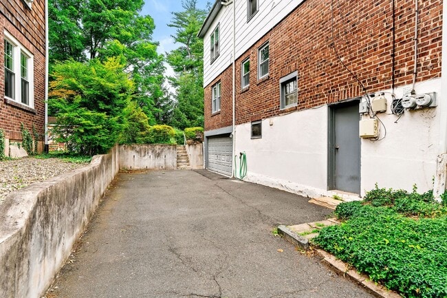 Building Photo - 96 Linden Ln