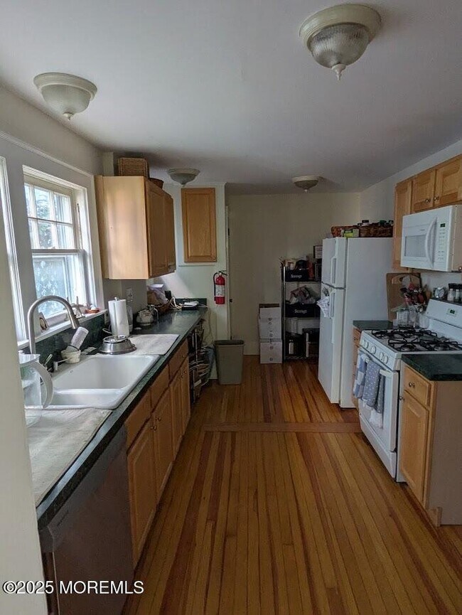 Building Photo - 206 Howell Ave