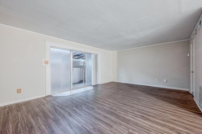 Building Photo - 8450 Ariel St
