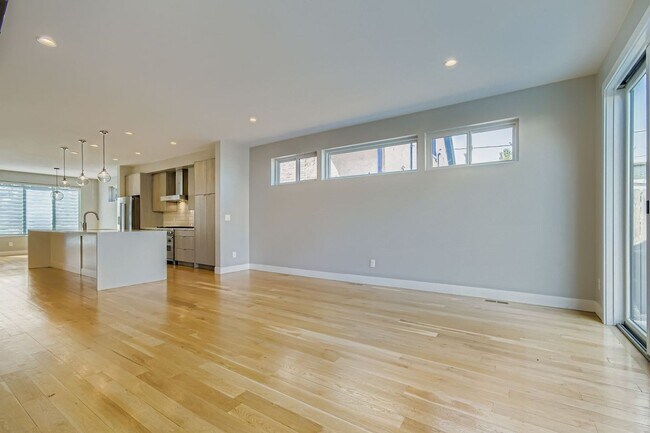 Building Photo - Beautiful, Modern 3 Bed/ 4 bath Home in Curtis Park! FIRST MONTHS RENT FREE!