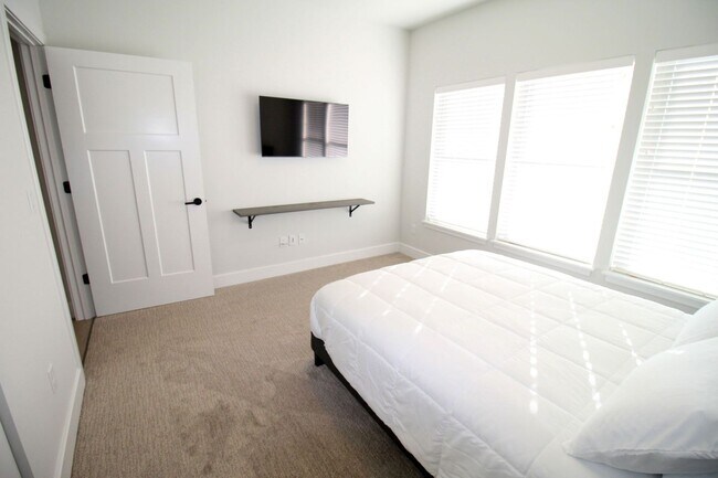 Building Photo - 2655 S Muirfield Pl