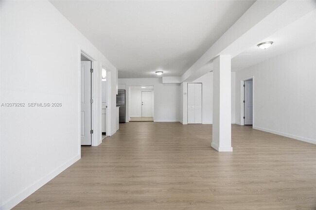 Building Photo - 465 NE 165th St