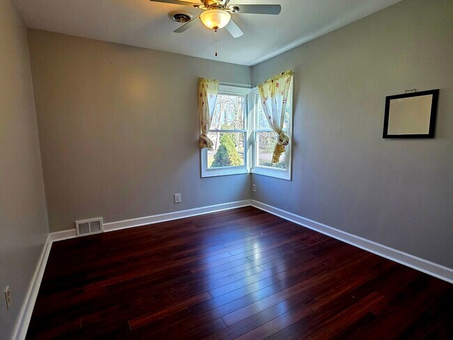 Building Photo - 36752 N Wildwood Dr