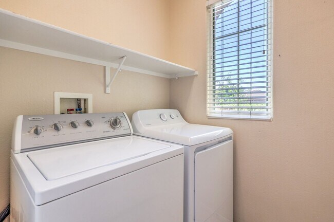 Building Photo - single story / walking distance to school