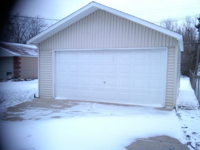 Building Photo - 16621 Wilson Ave