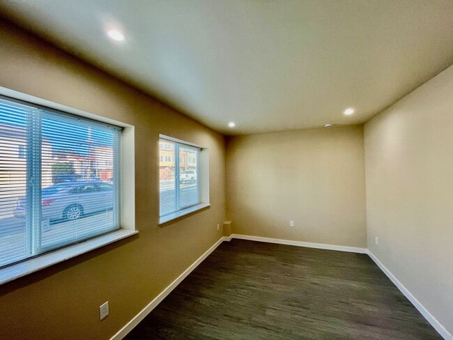 Building Photo - PM0277